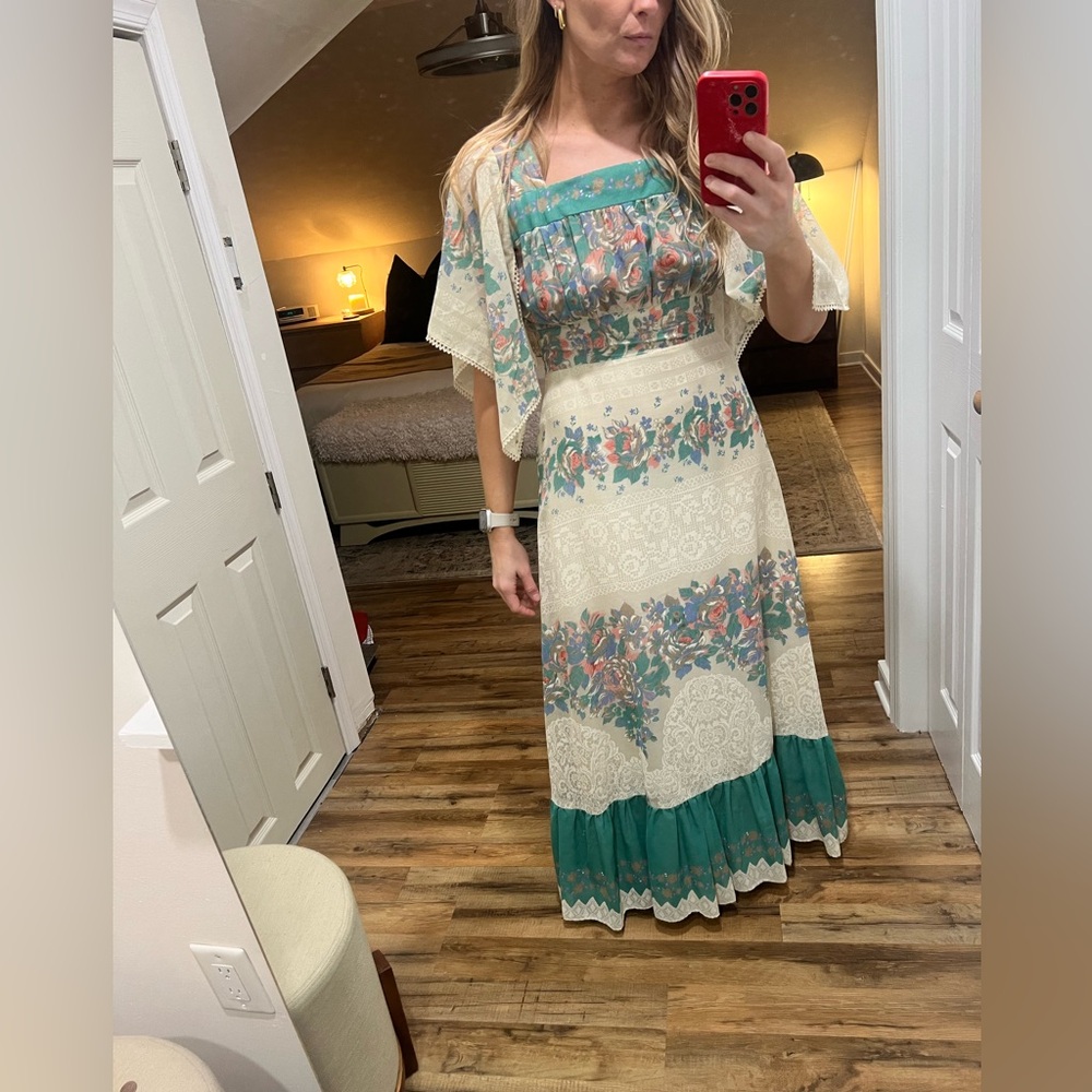 Vintage Hippie 1960's Floral & Lace Print Sleeve Crochet Hem Maxi